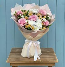 Букет цветов из:  Гвоздики, Орхидеи и Розы в Псыже