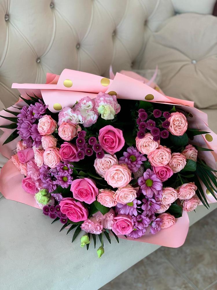 Букет цветов из: Хризантемы, Розы и Лизиантусы в Псыже