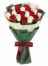 Букет Микс из красных и белых роз в Псыже