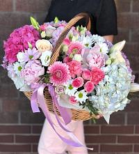 Цветочная композиция из Розы, Хризантемы, Пионы и Лизиантусы в корзине в Псыже