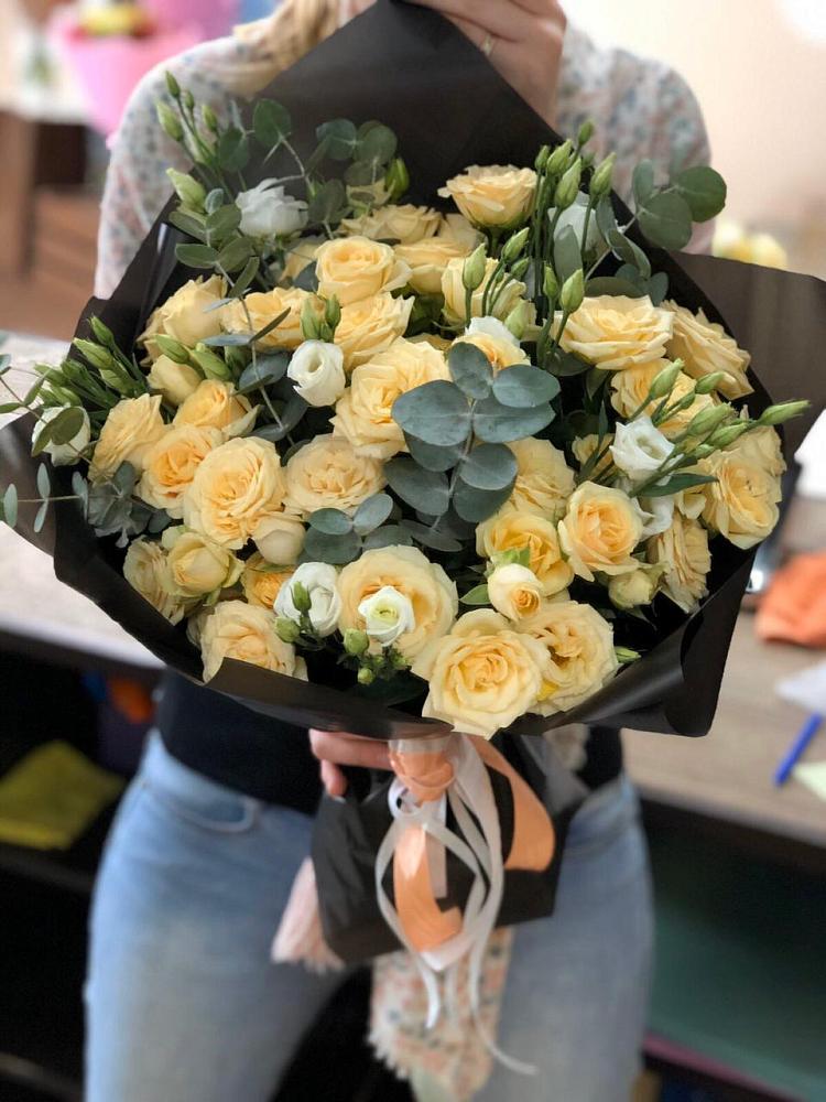 Букет цветов из: Розы и Лизиантусы в Псыже