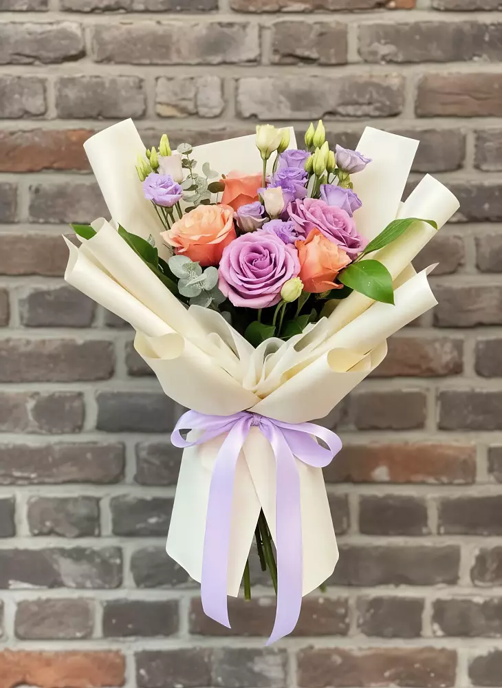 Букет цветов из: Лизиантусы и Розы в Псыже