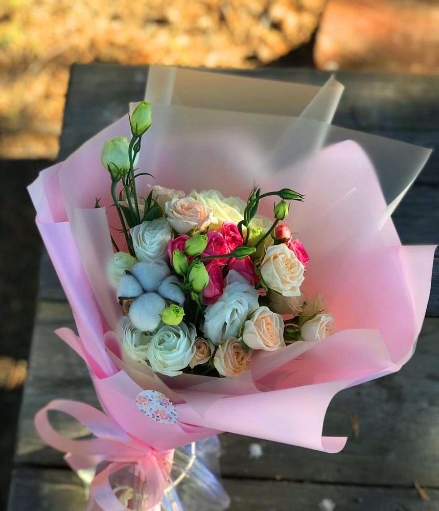 Букет цветов из: Розы и Лизиантусы в Псыже