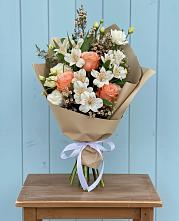 Букет цветов из:  Альстромерии, Лизиантусы, Розы и Хризантемы в Псыже