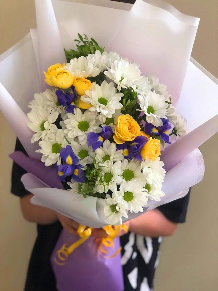 Букет цветов из: Ирисы, Хризантемы и Розы в Псыже