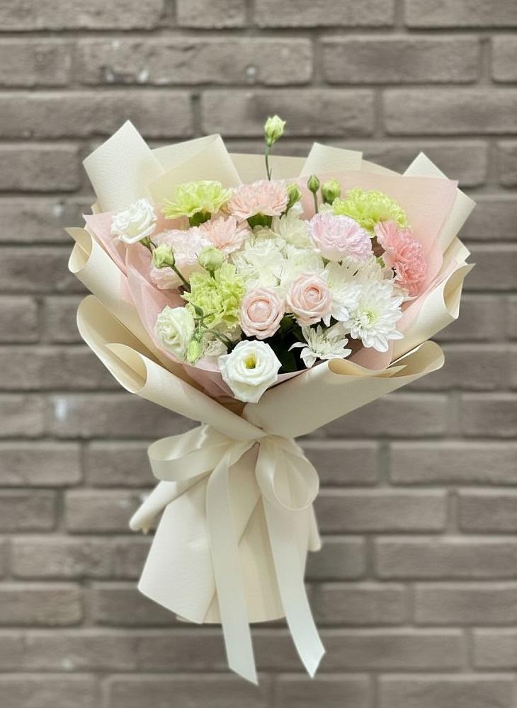 Букет цветов из: Гвоздики, Розы, Лизиантусы и Хризантемы в Псыже