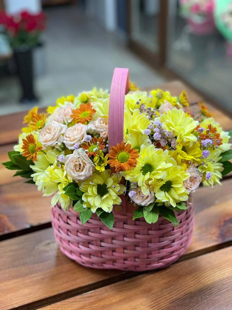 Цветочная композиция из Хризантемы и Розы в корзине в Псыже