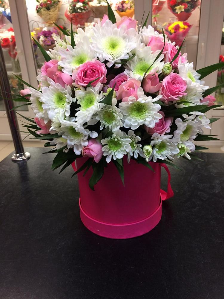 Цветочная композиция из Розы и Хризантемы в шляпной коробке в Псыже