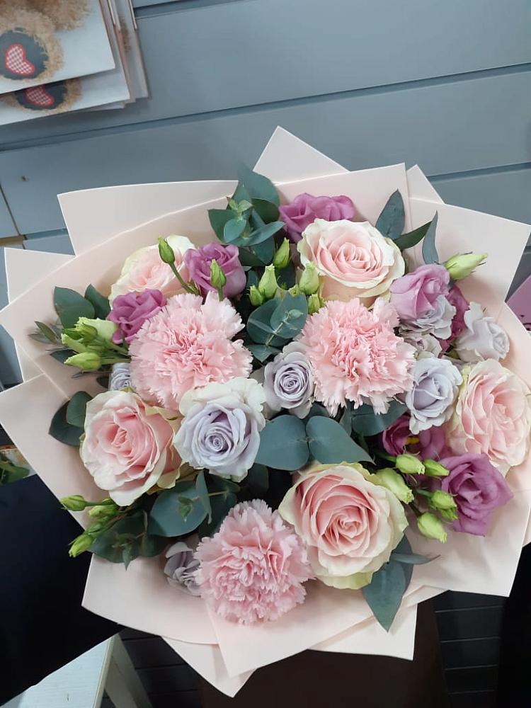 Букет цветов из: Розы, Гвоздики и Лизиантусы в Псыже